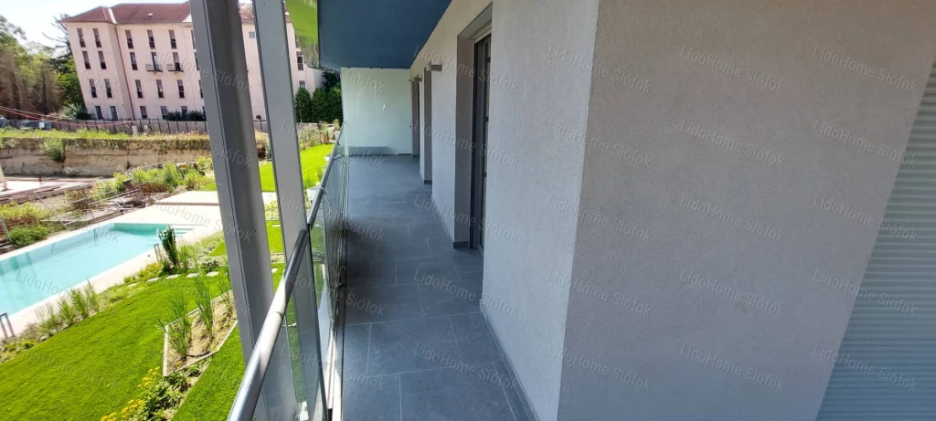 Balatonföldváron, partközeli luxuslakás eladó!