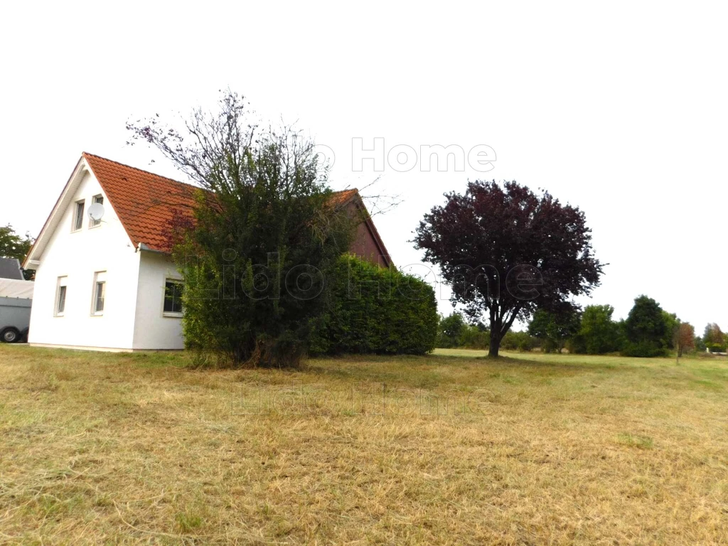 Balatontól 14 km re Mátyásdombon 2 szintes családi ház eladó