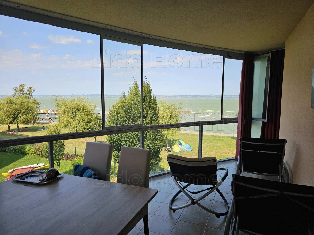 Panorámás vízparti lakás eladó Siófok Aranypartján.