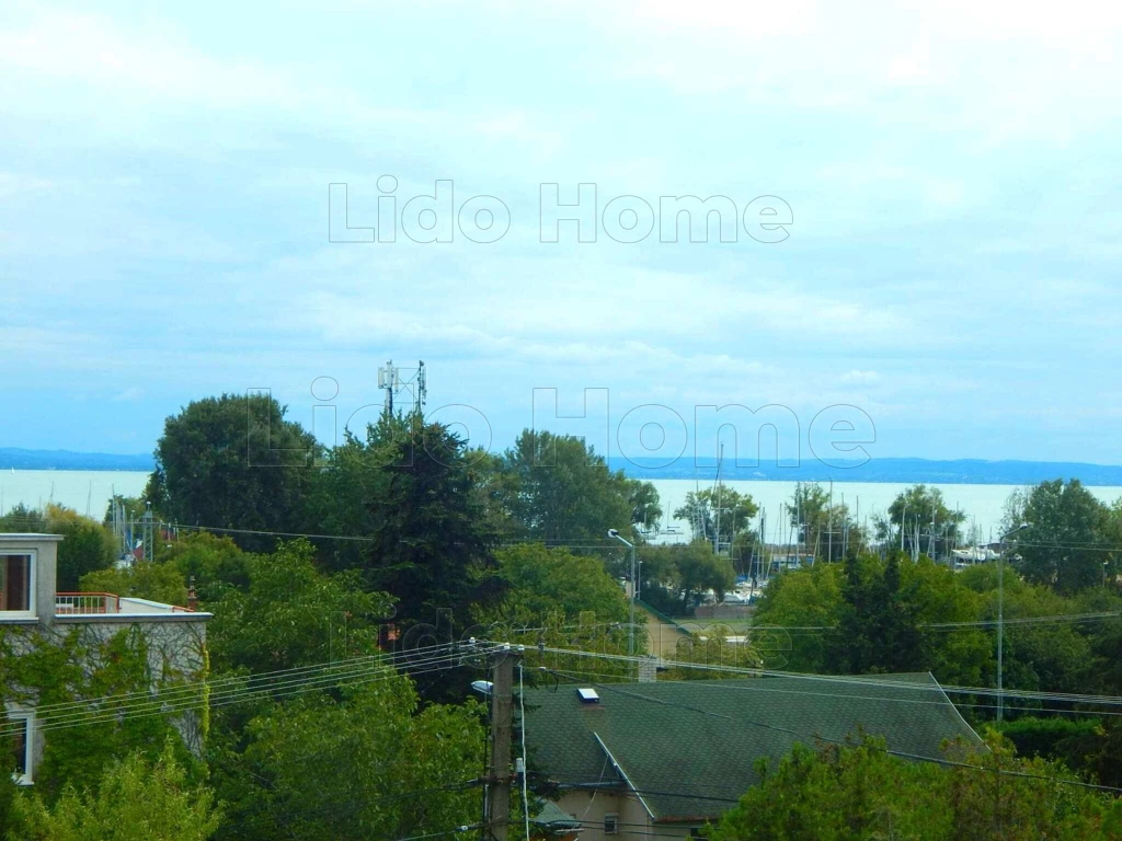 Balatoni részpanorámás felújított 2 szintes nyaraló Alsóörsön eladó