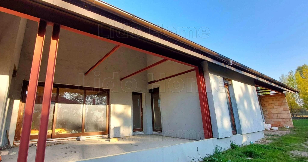 Balatonszárszón szerkezetkész családi ház eladó