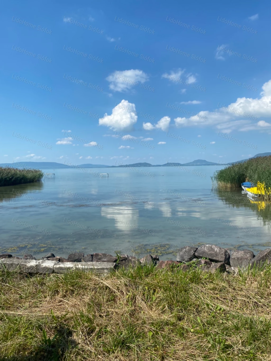 Eladó közvetlen vízparti terület Balatonfenyvesen!