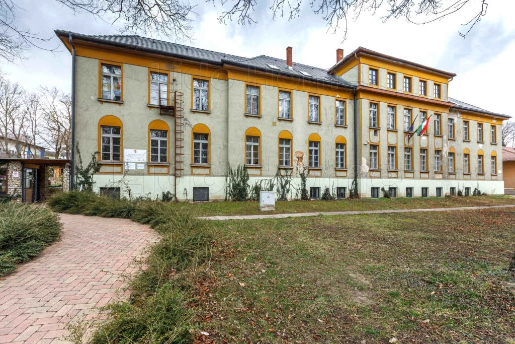 Balatonfűzfőn kastély villa jellegű társasház épület 4 szintes 20 szoba felújított