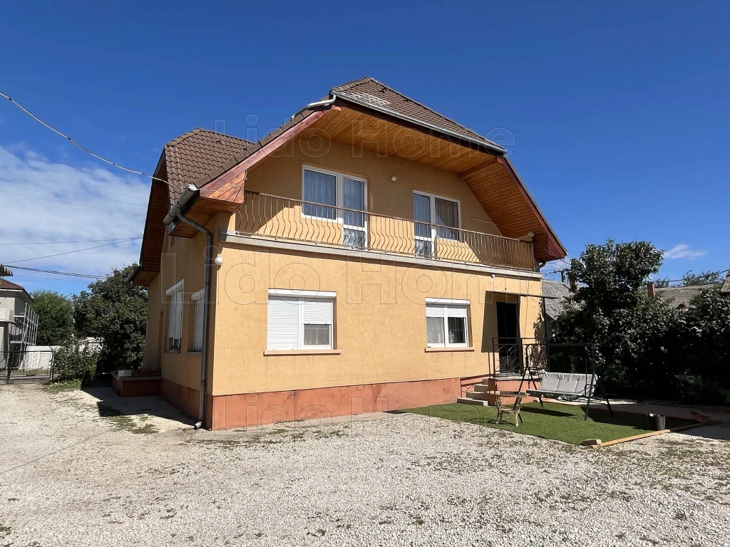 Balatonszabadi központjában 180 m2-es, két generációs, külön bejárattal rendelkező, összkomfortos családi ház eladó.