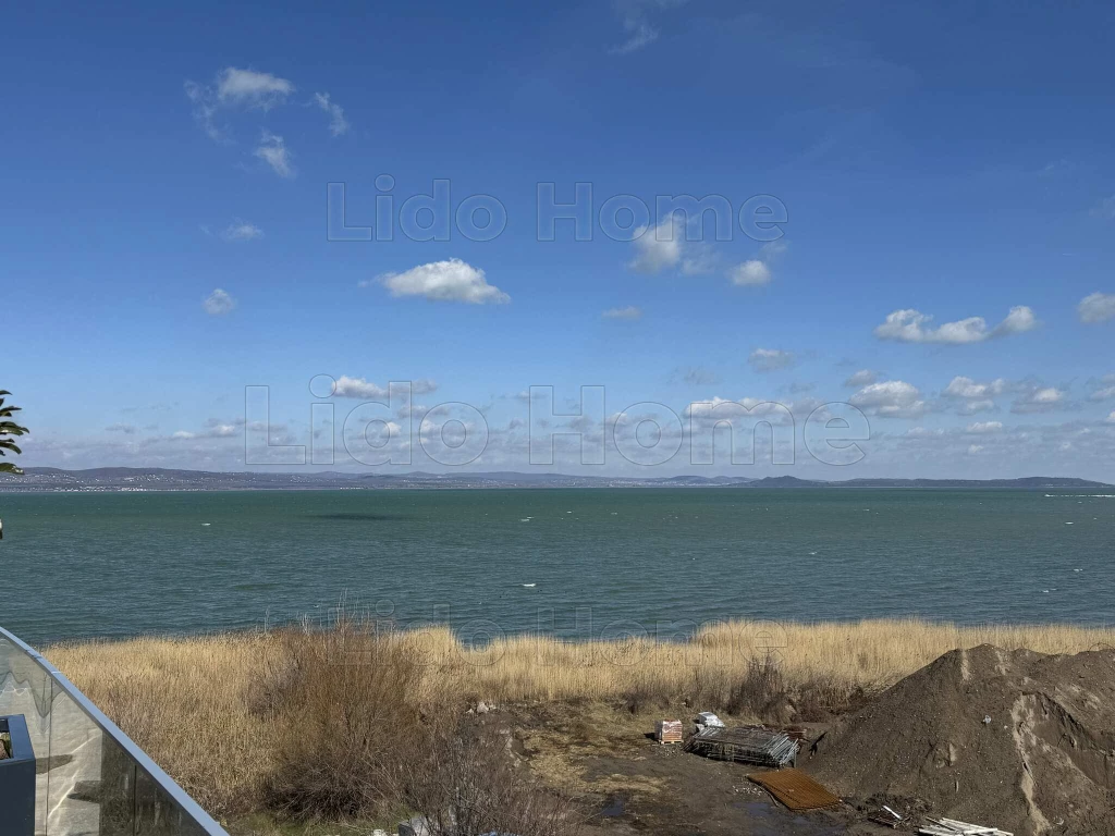 BALATONSZEMESI Panorámás lakás a vízparton