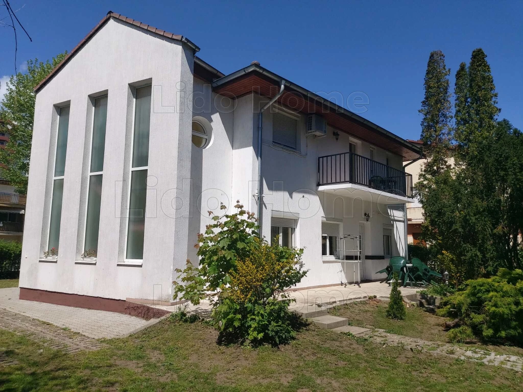 Siófok Aranyparton vízközeli családi ház eladó!