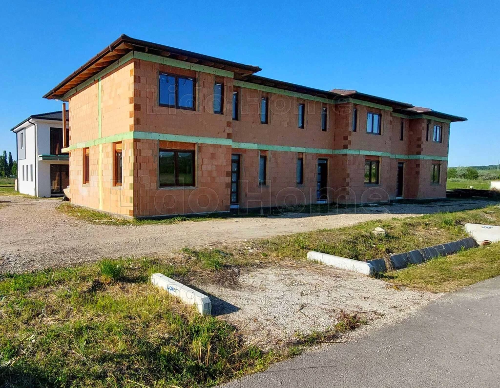 Új építésú 5 szobás sorházi lakás Balatonföldváron