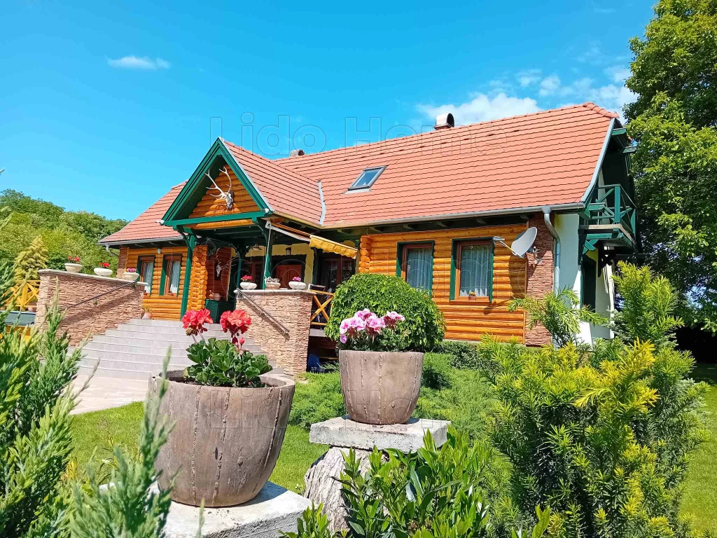 Modern, felújított vidéki rezidencia lovas központtal és teljes energetikai önellátással – a Balatontól 6 km-re!