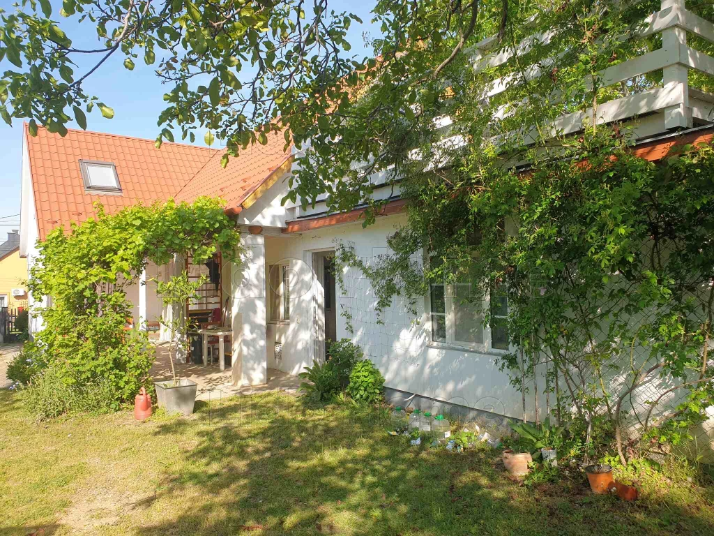 Eladó felújított családi ház, hatalmas gyógynövényes kerttel.