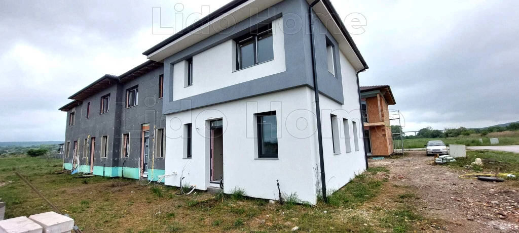 Új építésú 4 szobás sorházi lakás Balatonföldváron