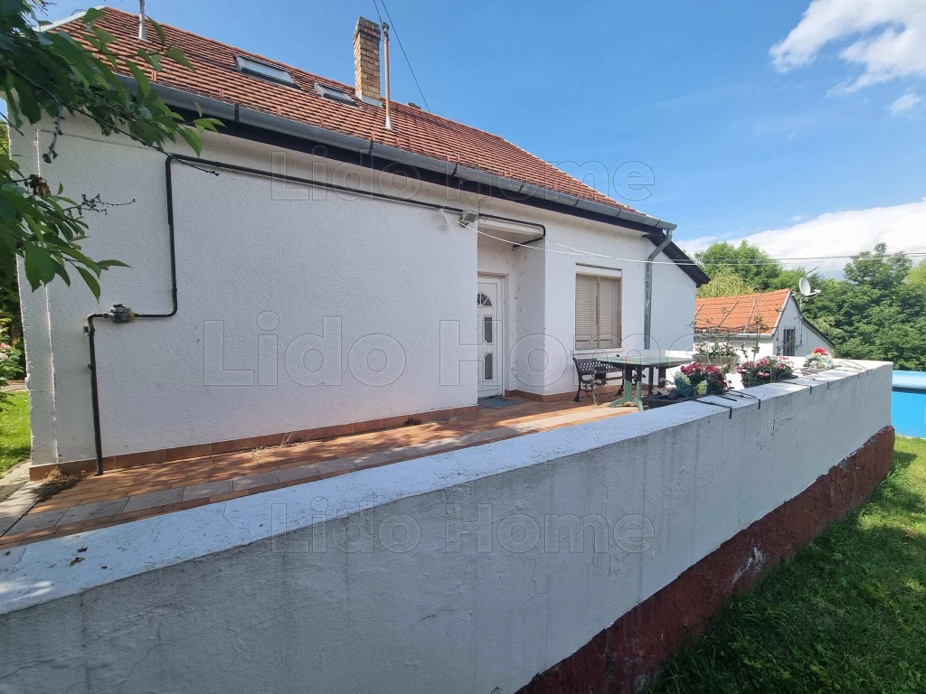 Átlagos állapotú nyaraló kis apartmannal eladó!