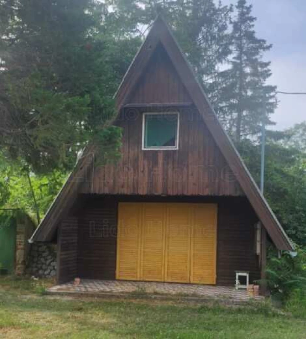 Zártkerti nyaraló Balatonöszödön