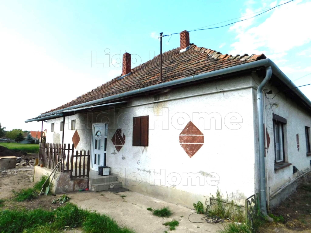 Mátyásdombon felújítandó 4 szoba + nappalis családi ház eladó