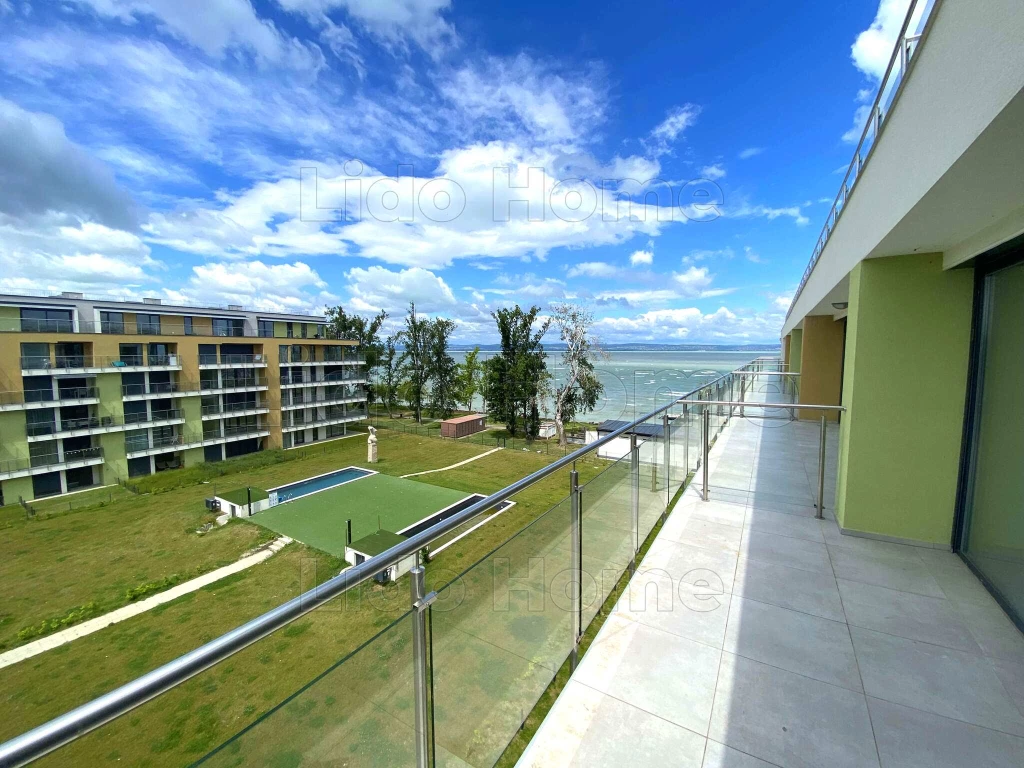 Siófok, Ezüstparton vízparti lakás eladó!