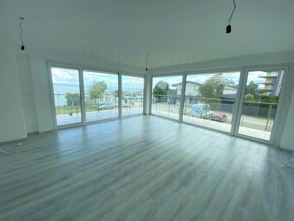 Siófok, Ezüstparton vízparti lakás eladó!