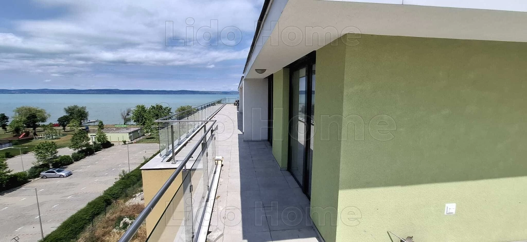 SIÓFOK EZÜSTPARTON ÚJ ÉPÍTÉSŰ VÍZPARTI LAKÁS ELADÓ!