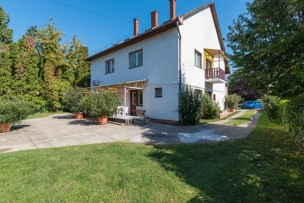 Balatonföldváron a strand közelében ikerfél családi ház