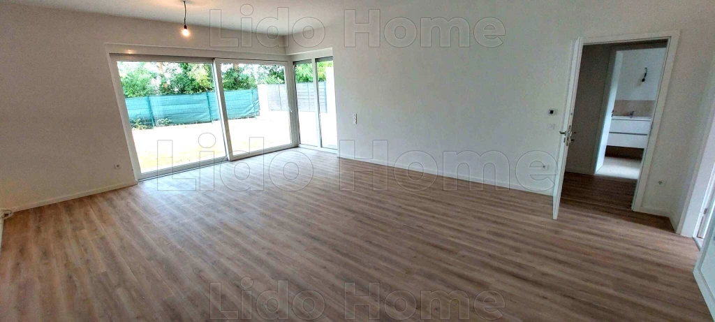 Részpanoránmás földszinti kertkapcsolatos lakás Balatonszárszón