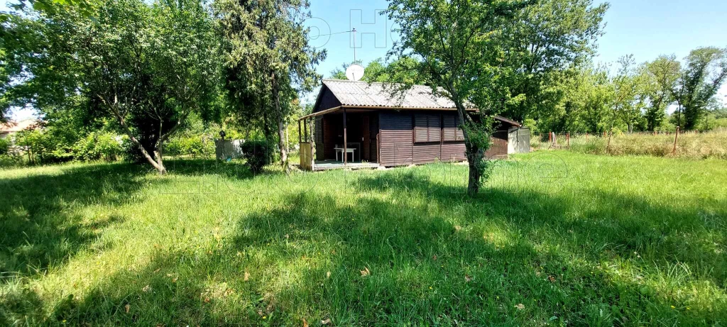 Szántódon építési telek faházzal