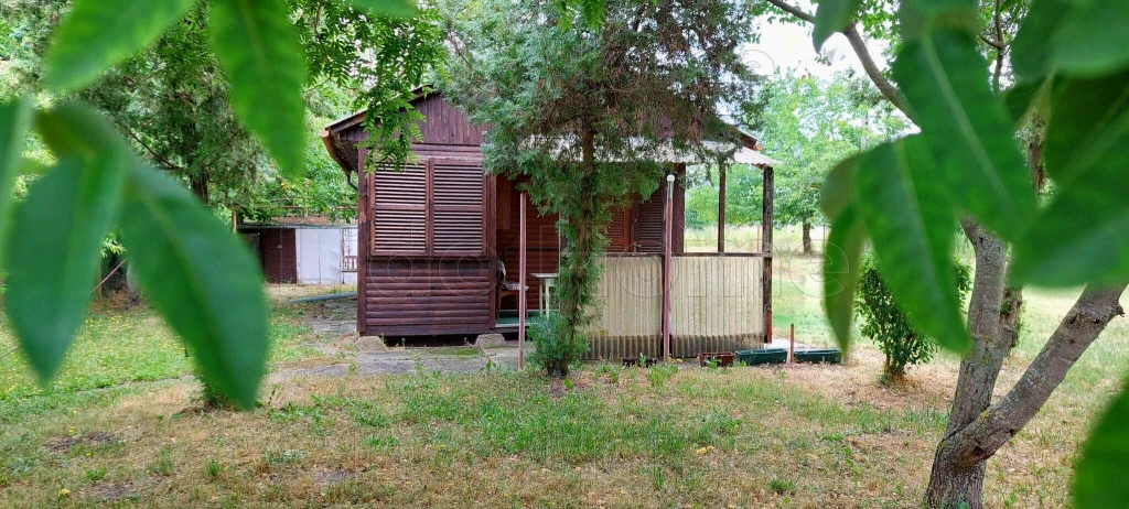 Szántódon faházas nyaraló építési telekkel