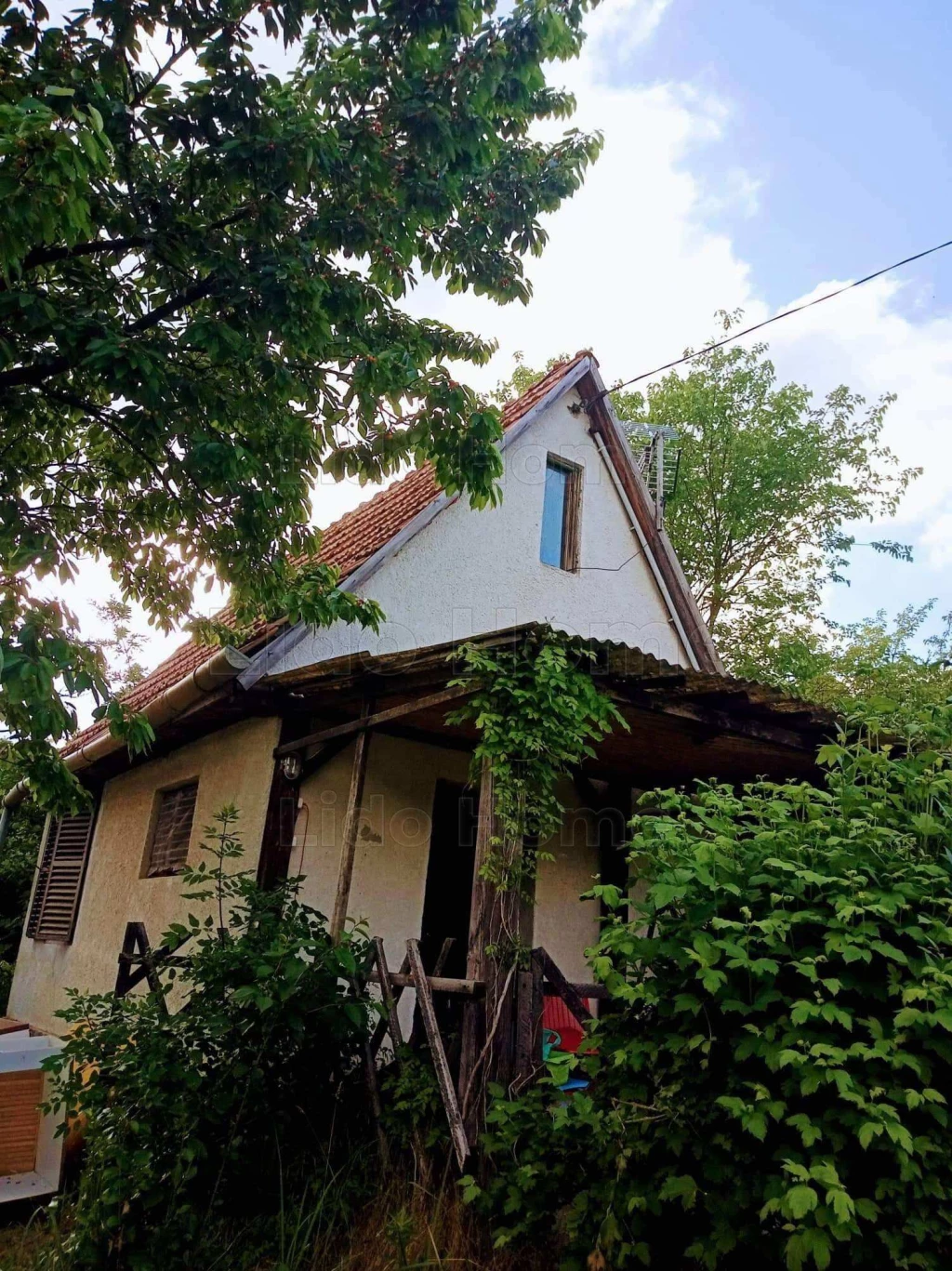 Hangulatos zártkerti hétvégi ház a ságvári szőlőhegyen