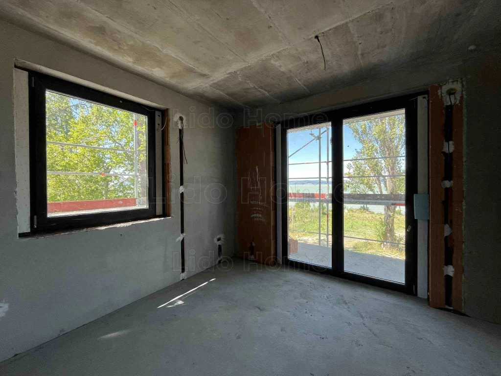 Eladó közvetlen vízparti prémium lakások Balatonszemesen!