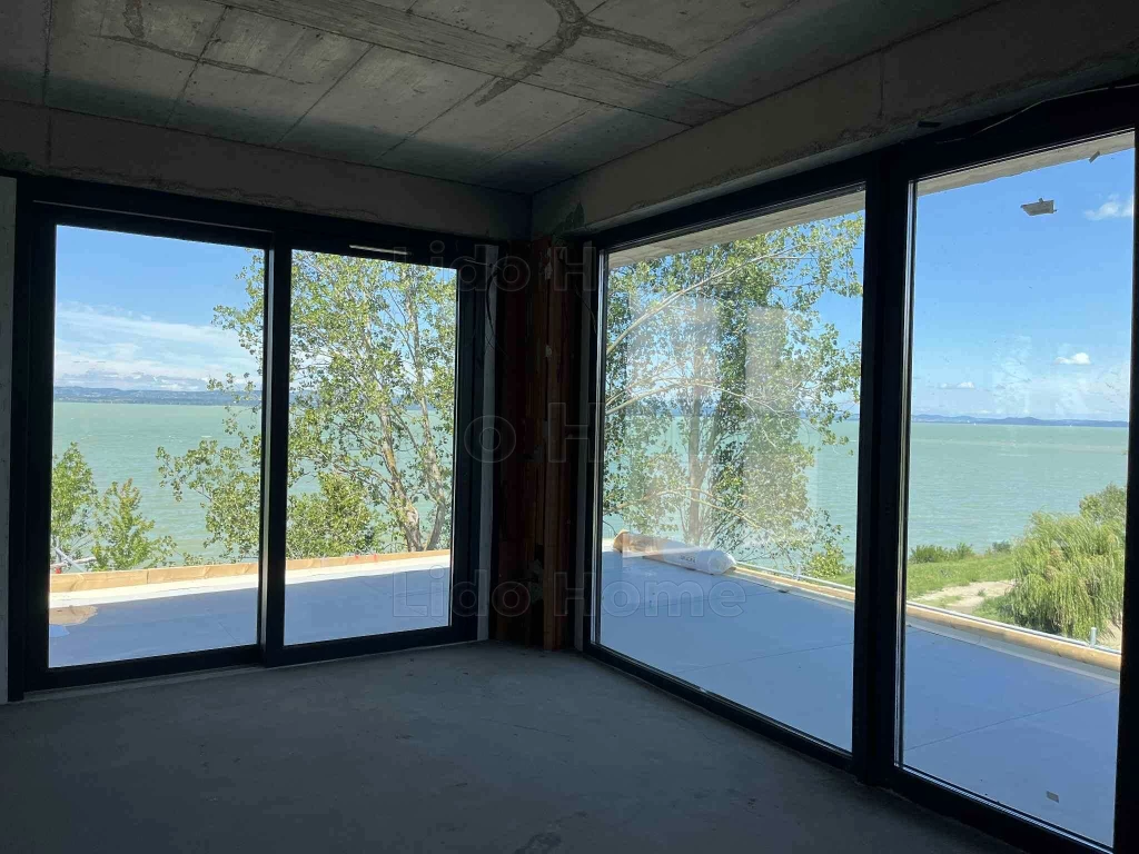 Eladó közvetlen vízparti prémium lakások Balatonszemesen!