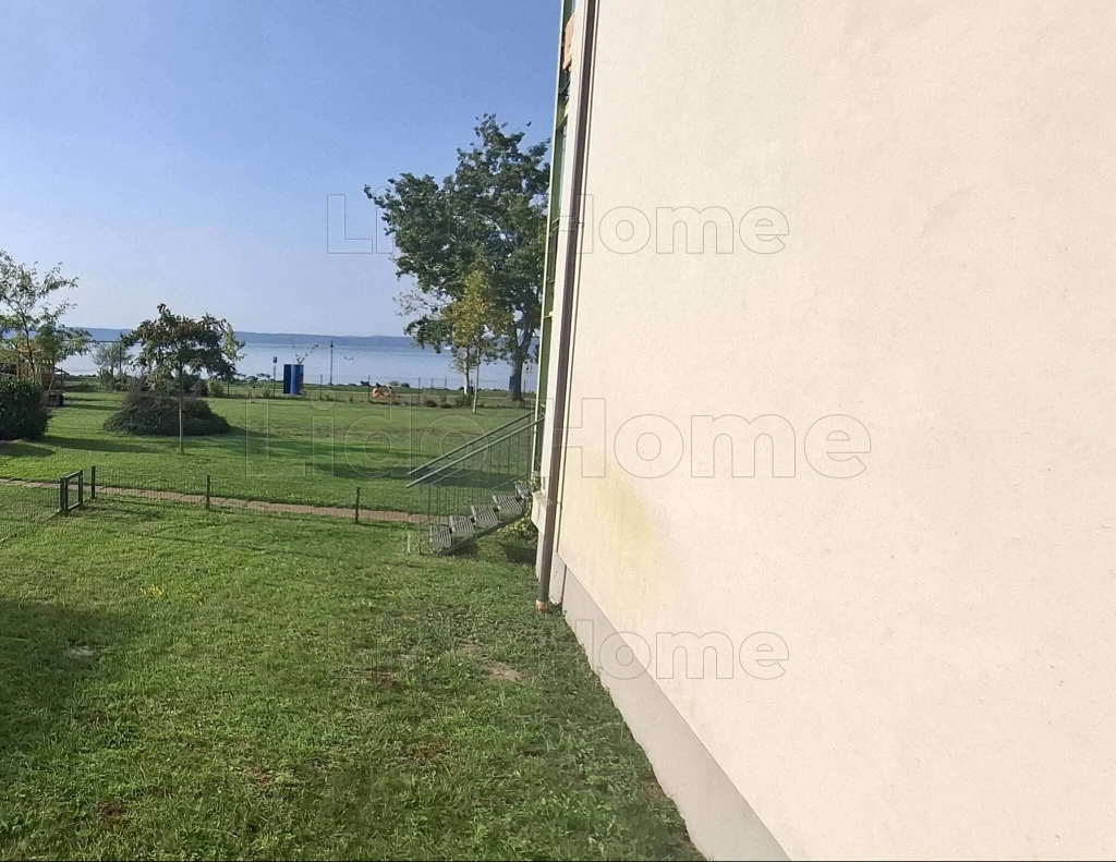 Kiadó kertkapcsolatos részpanorámás stúdiólakás Siófokon. akár kisállattal is.