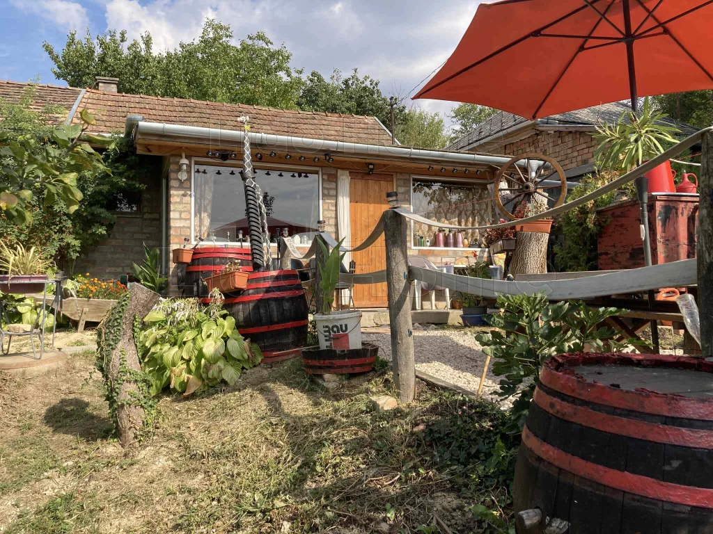 Eladó lakhatásra alkalmas zártkerti ingatlan Tabon, gyönyörű panorámával a tájra és a városra