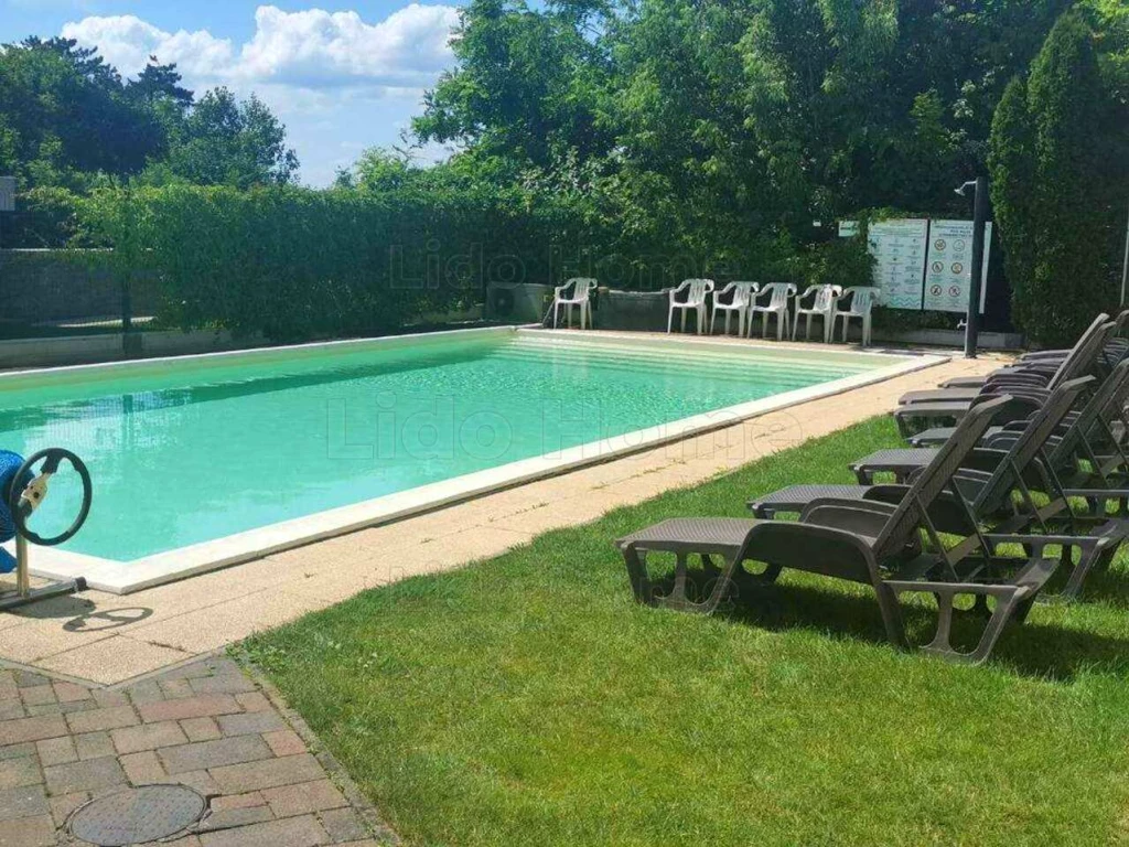 Siófok, Szabadifürdőn partközeli lakás eladó!