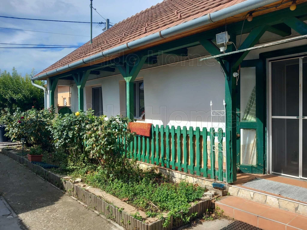 Felújított parasztház csendes helyen eladó