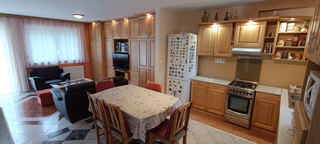 Siófokon kertkapcsolatos felújított lakás eladó!