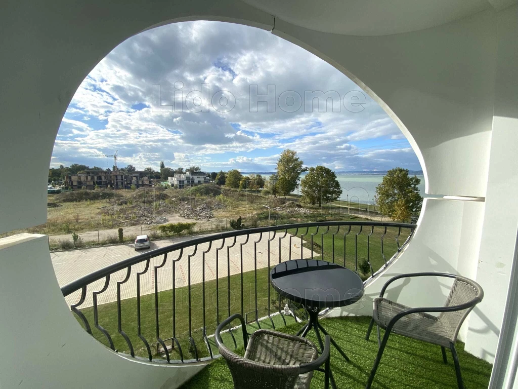 Siófok, Ezüstparton vízparti panorámás lakás eladó!