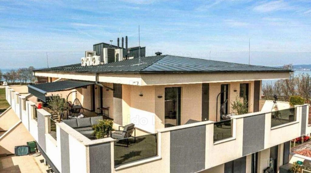 Zamárdi közvetlen vízparti Penthouse lakás 61 m2 plusz 63 m2 sarok panoráma terasszal