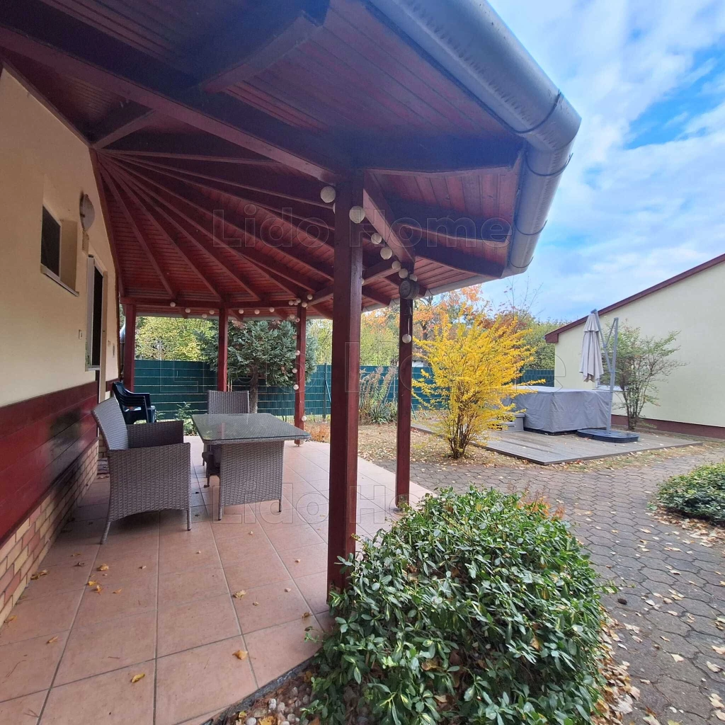 Zamárdiban a Balatontól 4 perc sétára MEDENCÉS, DUPLA KOMFORTOS családi ház GRILLTERASSZAL ELADÓ!