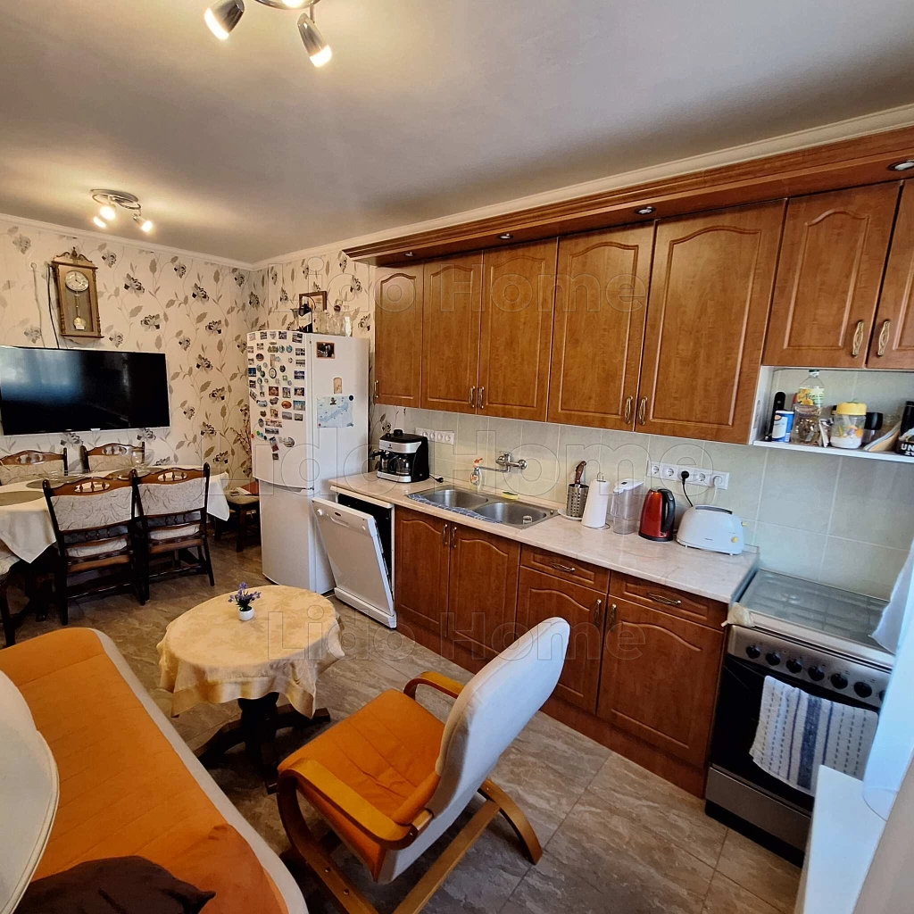 Siófok BELVÁROSÁBAN nagy erkélyes, 3 szobás, ÚJSZERŰ lakás eladó