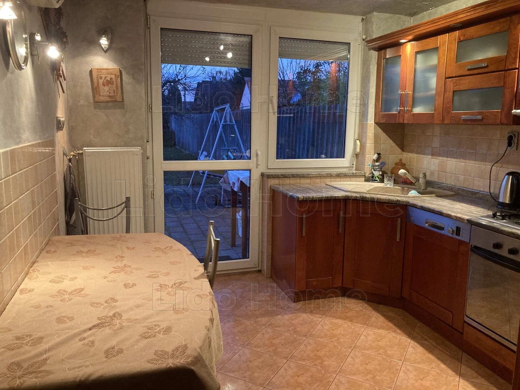 Tamási belvárosában eladó egy tágas családi ház