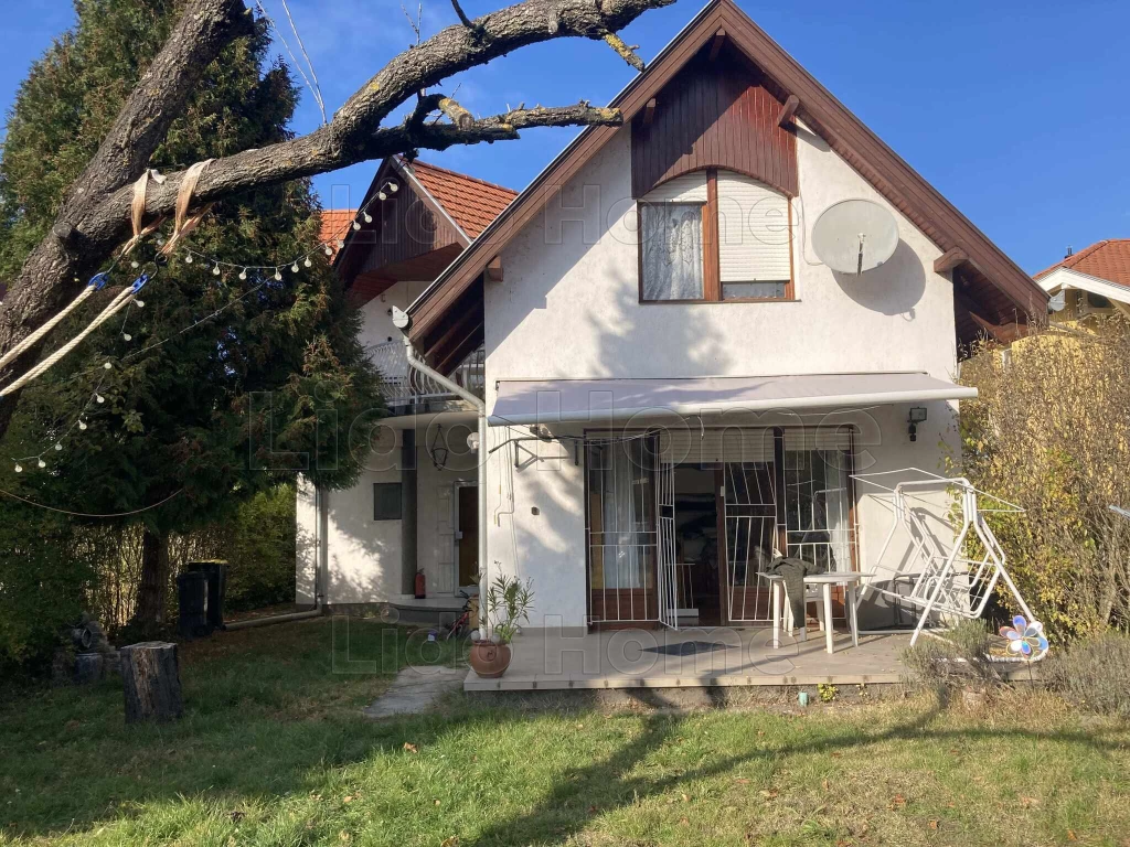 Eladó vízközeli családi ház Zamárdiban 3 lakrésszel