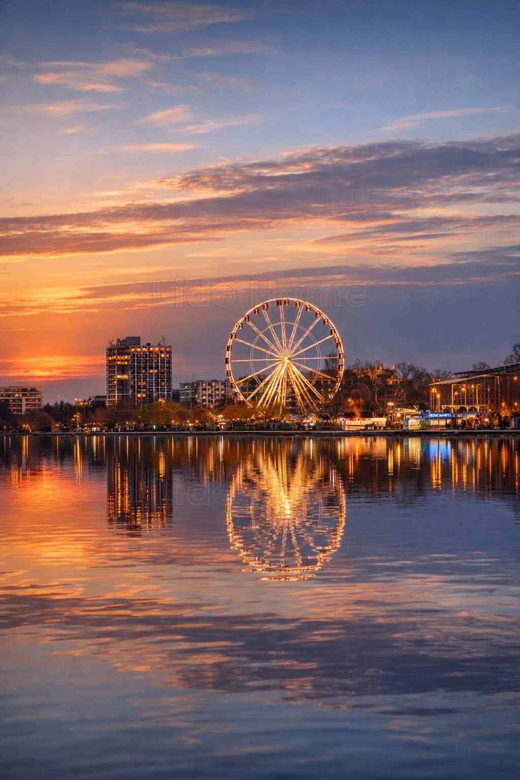 Eladó Siófok-Aranyparton 62 m2-es nappali + 2 szobás lakás, Balatonra panorámás terasszal!
