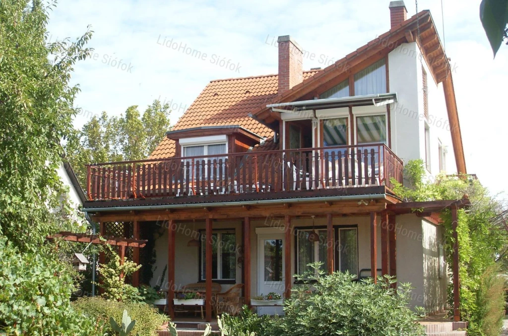 Többgenerációs lakóház az üdülőövezetben eladó!