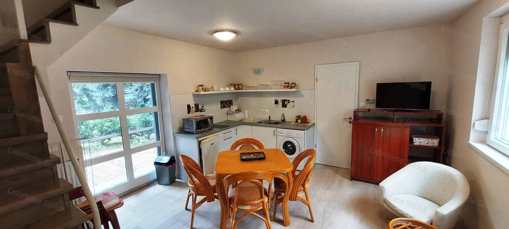 Balatonföldváron újszerű vízközeli kertkapcsolatos lakás eladó