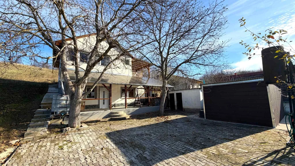 TÁJRA PANORÁMÁS LAKÓHÁZ SÁGVÁRON