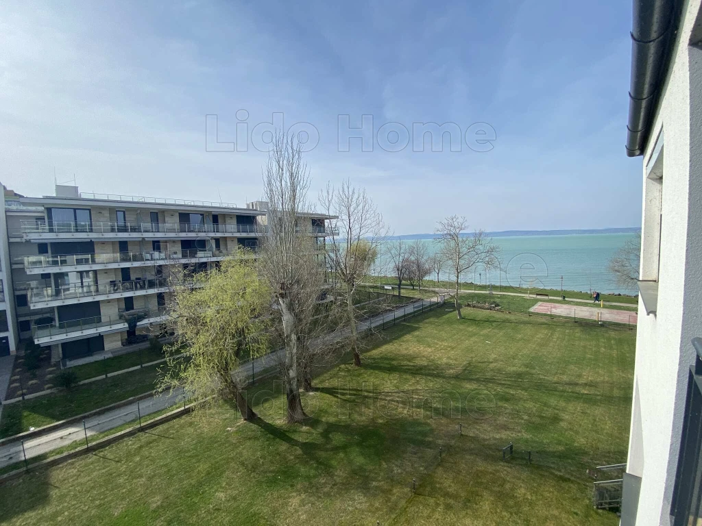 Siófok, Ezüstparton vízparti panorámás lakás eladó!