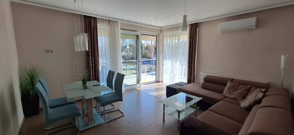 VÍZPARTI, nagy erkélyes TÉGLA LAKÁS, EZÜSTPARTON ELADÓ!