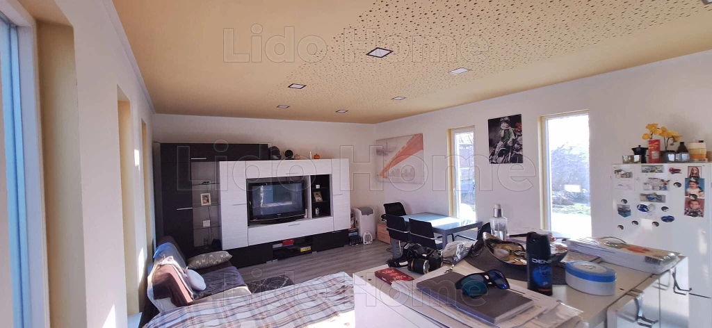 Balatontól 8 km-re fekvő Siójuton ELADÓ telek, nagy teraszos HÁZZAL!