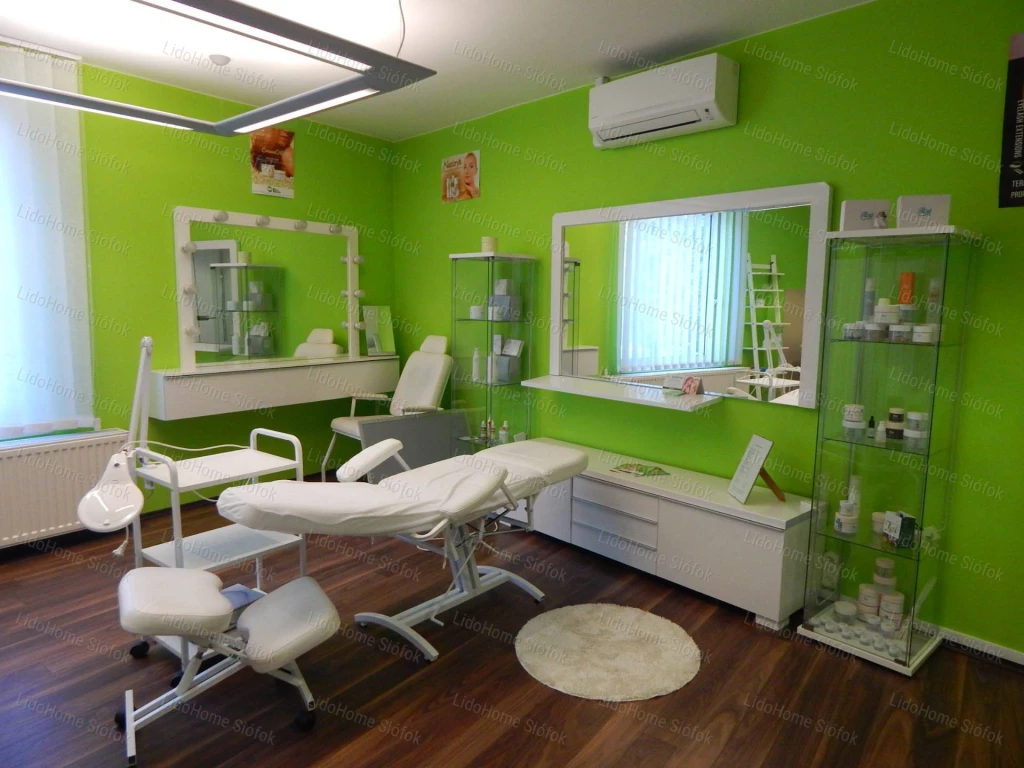 Siófok belvárosában üzlethelyiség kiadó!