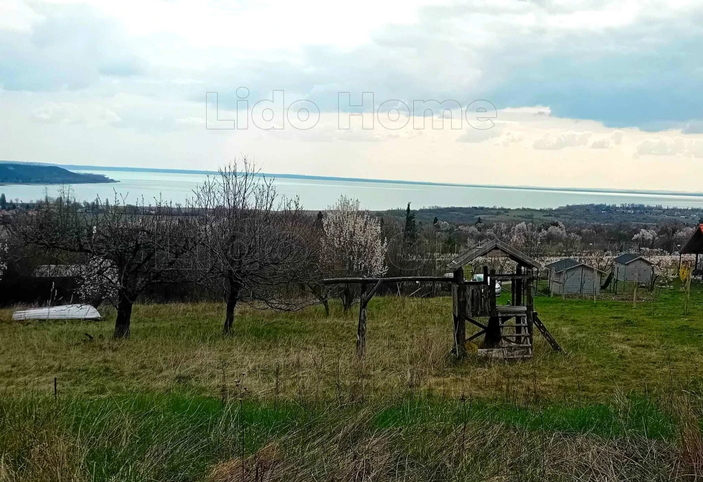 Balatoni panorámás telek Almádiban!