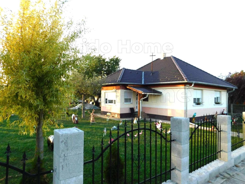 Mátyásdombon Balatonhoz 14 km re igényes újszerű családi ház eladó