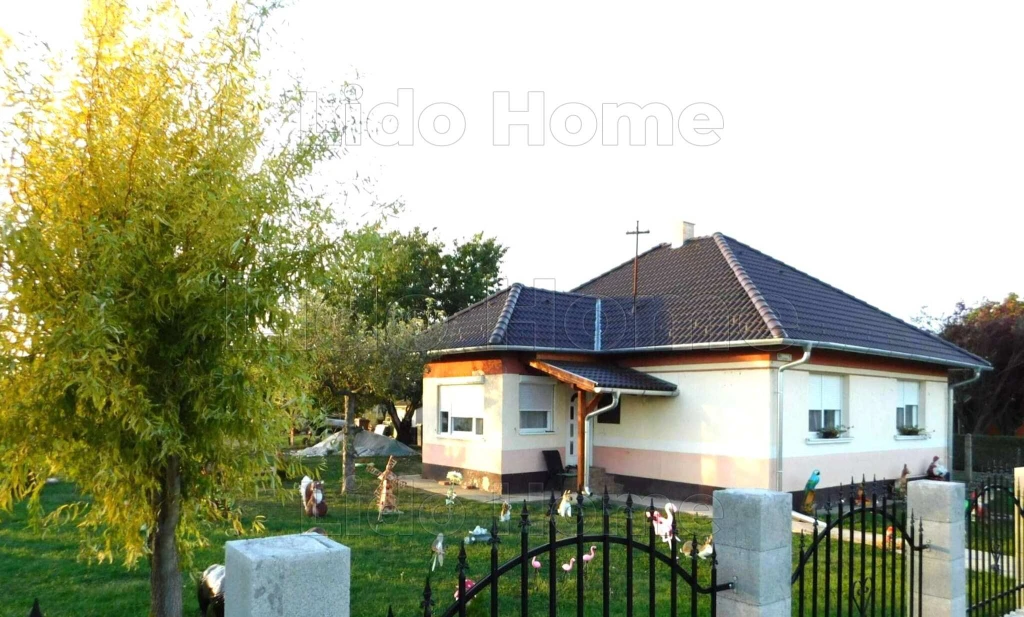 Mátyásdombon Balatonhoz 14 km re igényes felújított kiváló családi ház eladó