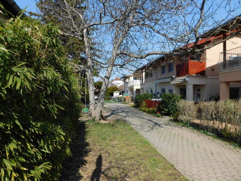 Siófok belvárosban felújított belső 2 szintes ikerház eladó 4 szobás